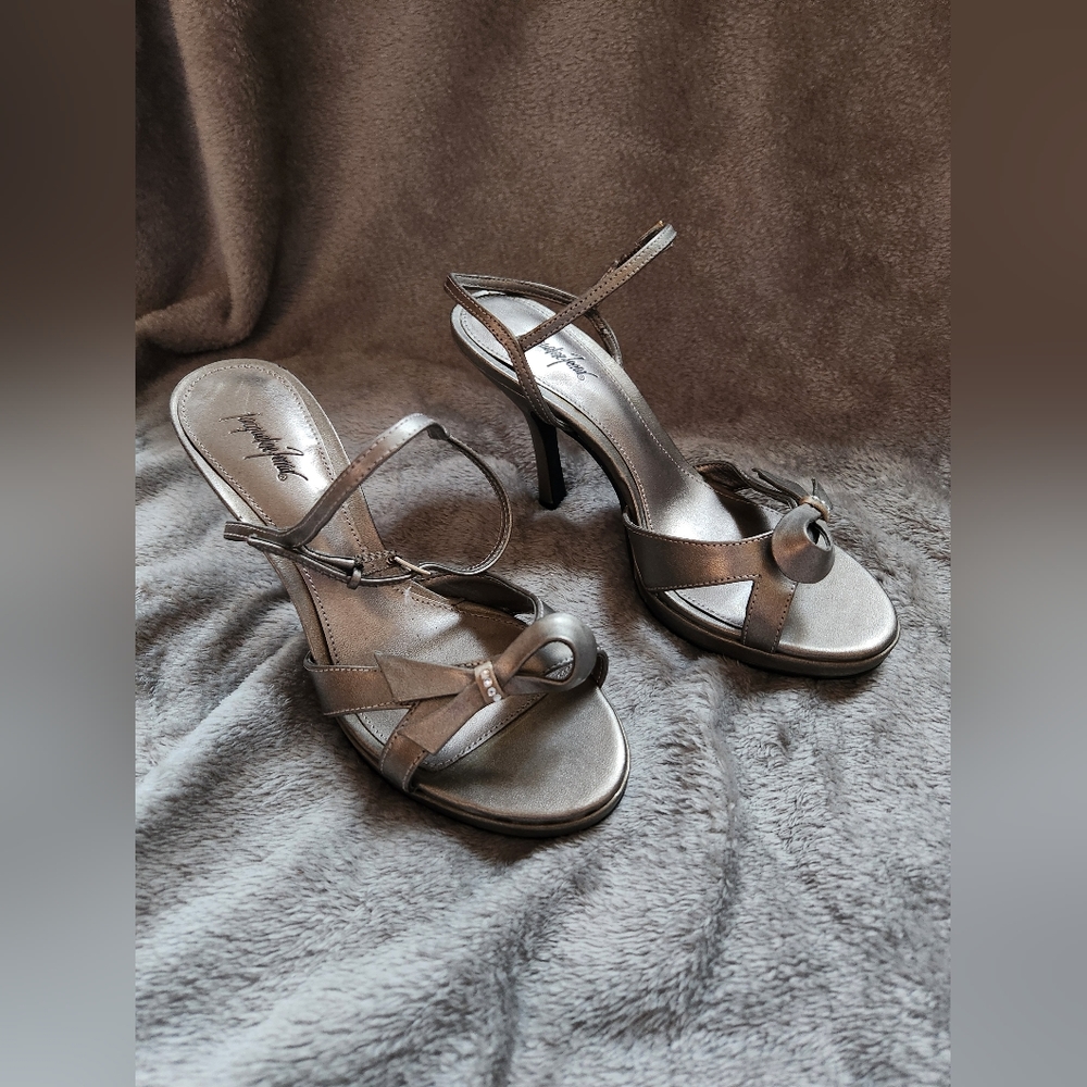NWOT Woman's Heel Shoes Size 7
